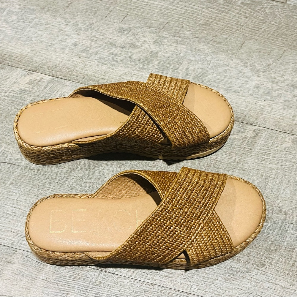Beach Tan Sandals | size 8M